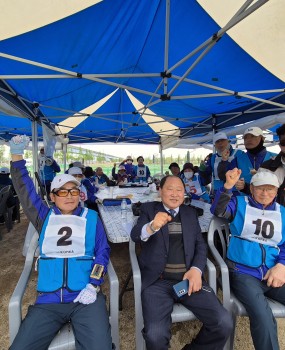 부산광역시 서구 선수단은 4월 17일 개최된 제37회 부산광역시장기 시민게이트볼대회에 참가하였습니다.이번 대회에는 서구 선수단 21명이 참가하여 열정적인 경기와 단합된 모습을 보여주었으며, 개회식에서는 최고어르신상을 수상하는 뜻깊은 성과를 거두었습니다.이날 행사에는 박형준 부산광역시장을 비롯한 주요 내빈들이 참석하여 자리를 빛내주었으며, 김용구 서구체육회장 또한 함께하여 선수단을 격려하였습니다.서구 선수단은 끝까지 최선을 다하는 모습으로 지역의 위상을 높였으며, 앞으로도 생활체육 활성화와 건강한 스포츠 문화 조성을 위해 지속적으로 노력할 예정입니다.&nbsp;