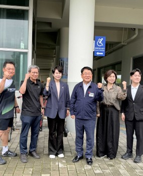 
    
    2026건강만세365병원배 4개구 통합협회장기 배드민턴대회 참가 결과
    
    
    
        지난 7월 5일 일요일에 개최된 '2026건강만세365병원배 부산시 동구, 서구, 영도구, 중구 통합협회장기 배드민턴대회'에 우리 서구 선수단이 참가하여 열띤 경기를 펼쳤습니다. 대회를 위해 땀 흘리며 최선을 다해준 선수단 여러분께 감사드리며, 대회 참가 결과를 아래와 같이 공지합니다.
    

    
    
        대회 개요 및 참가 현황
        
            • 대회명: 2026건강만세365병원배 부산시 동구, 서구, 영도구, 중구 통합협회장기 배드민턴대회
            • 대회 일시: 2026년 07월 05일(일)
            • 주관 협회: 부산광역시서구배드민턴협회
            • 서구 참가 인원: 총 200명
            