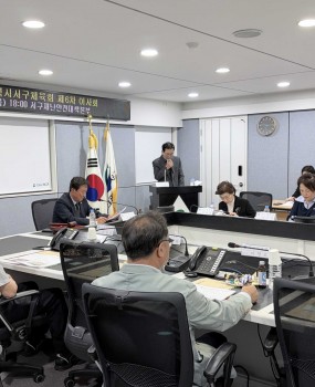



2026년 부산광역시서구체육회 제6차 이사회 결과 공지




부산광역시서구체육회 발전을 위해 늘 애써주시는 임원 여러분께 감사드립니다. 지난 10월 8일(목)&nbsp;에 개최된 
'2026년 부산광역시서구체육회 제6차 이사회'
 회의 결과를 아래와 같이 공지합니다.










이사회 개최 개요




• 일시: 2026. 10. 8.(금)

• 장소:&nbsp;서구청 2층 재난안전대책본부

• 의장:&nbsp;정연효 부산광역시서구체육회 부회장


• 참여 현황: 총 12명 참석 (대상 20명)







회의 안건 및 결과






구분
주요 안건
결과







보고사항
1. 전차 이사회 결과 보고
원안접수


2. 서구체육회장 선거 진행 현황 보고


3. 제37회 부산시민체육대축전 결과 보고


4. 제107회 전국체육대회 격려금 전달 결과 보고


5. 2026년 서구청장배 구민체육대회 개최 계획


6. 생활체육지도자 배치 현황 보고




심의사항
1. 정관 일부 개정(안)
원안가결


2. 회장선거관리 규정 일부 개정(안)


3. 스포츠공정위원회 규정 일부 개정(안)


4. 회원종목단체 규정 일부 개정(안)


5. 회원종목단체 가입 및 탈퇴 규정 일부 개정(안)


6. 임시 대의원총회 개최(안)







바쁘신 일정 중에도 이사회에 참석하여 고견을 나누어 주신 임원 여러분께 깊이 감사드립니다.



앞으로도 서구체육회는 투명하고 발전적인 운영과 지역 체육 발전을 위해 최선을 다하겠습니다. 감사합니다.

